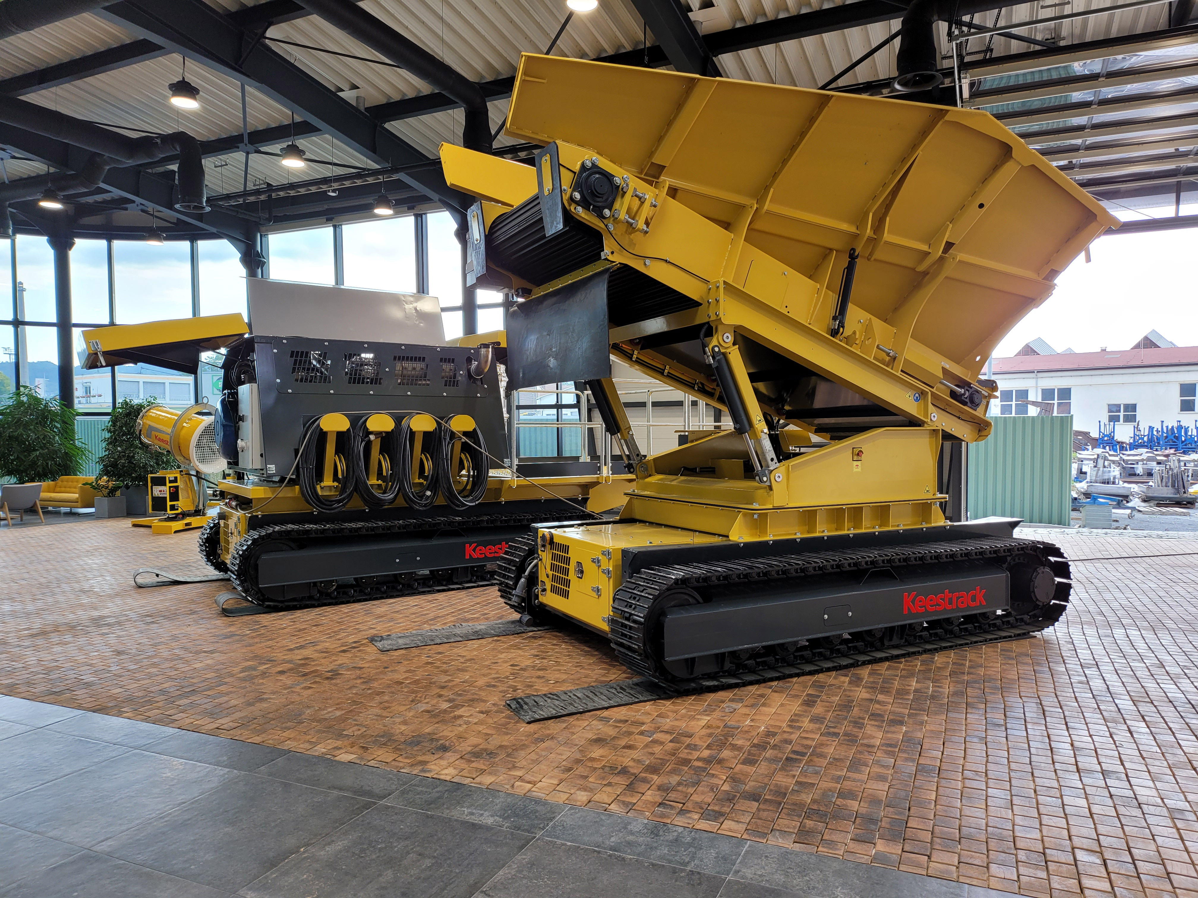 A6, electric driven tracked apron feeder and hopper