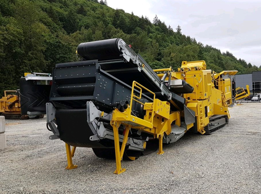 Keestrack R6 Impact crusher in transport position