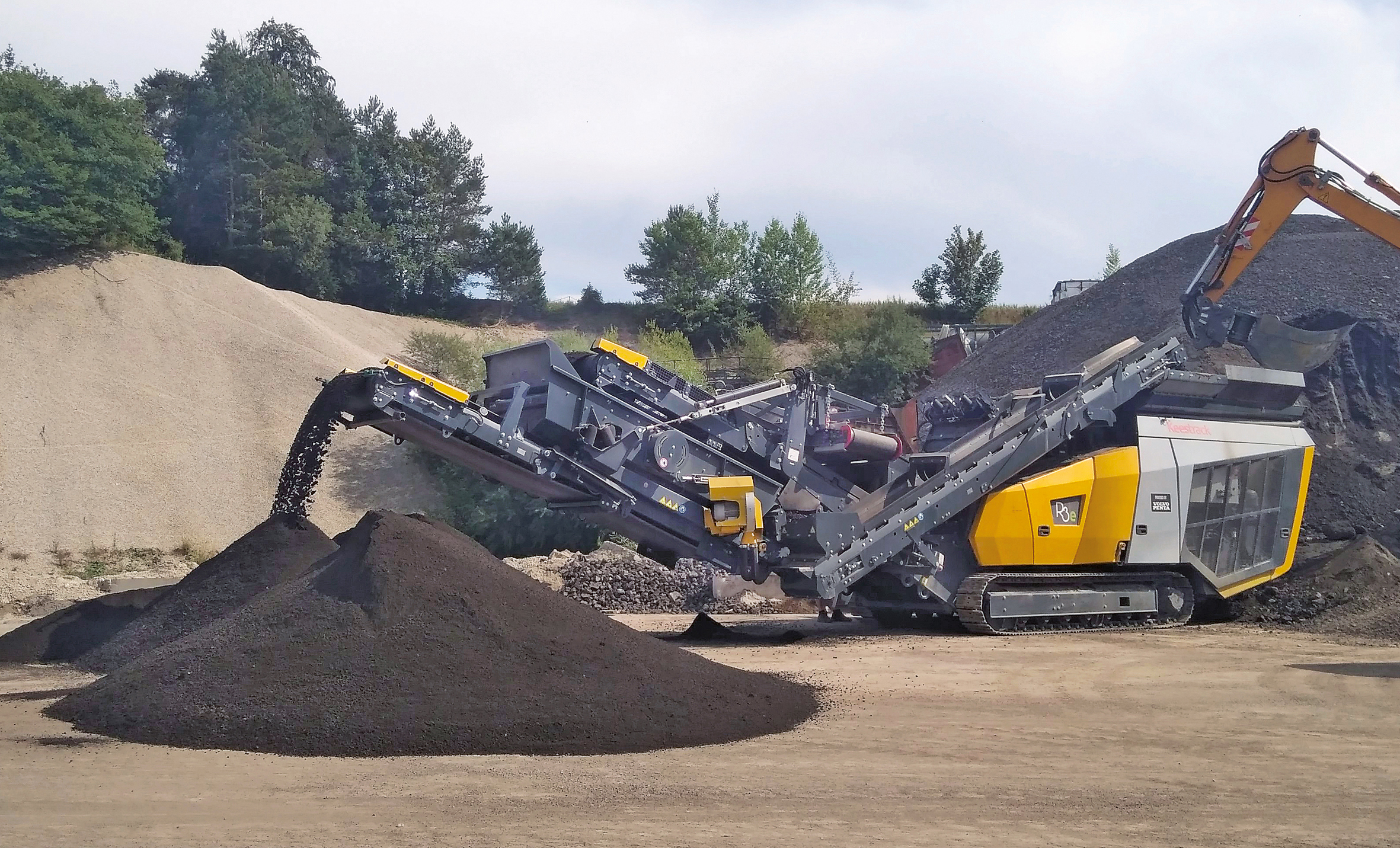 Keestrack R3e mobile impact crusher with plug-in electric drive ENG
